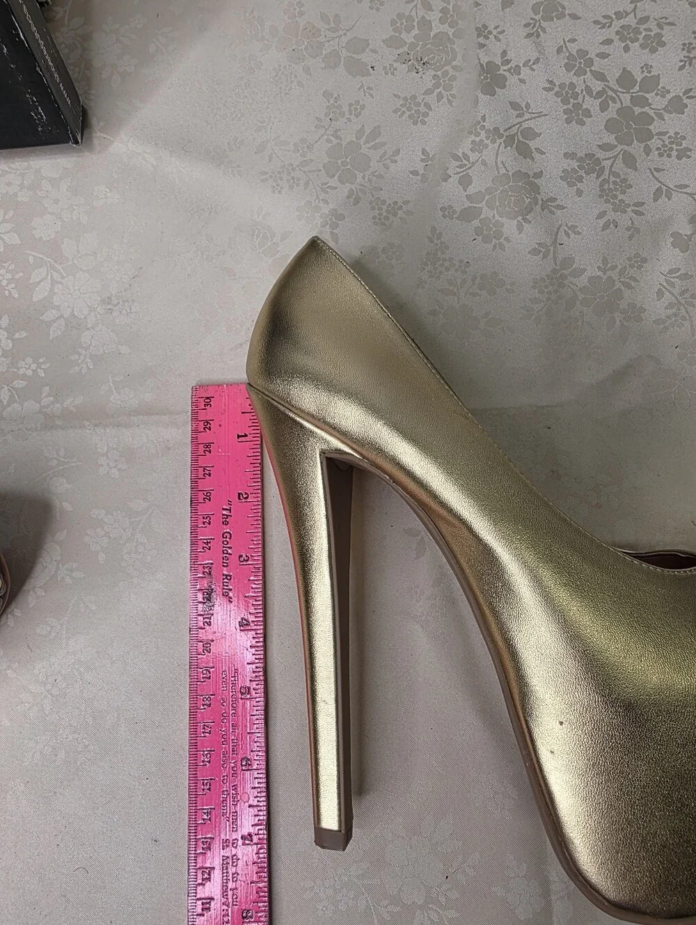 Shoe Republic LA Venerable Gold Platform Pumps High Heels Stilettos Size 7.5